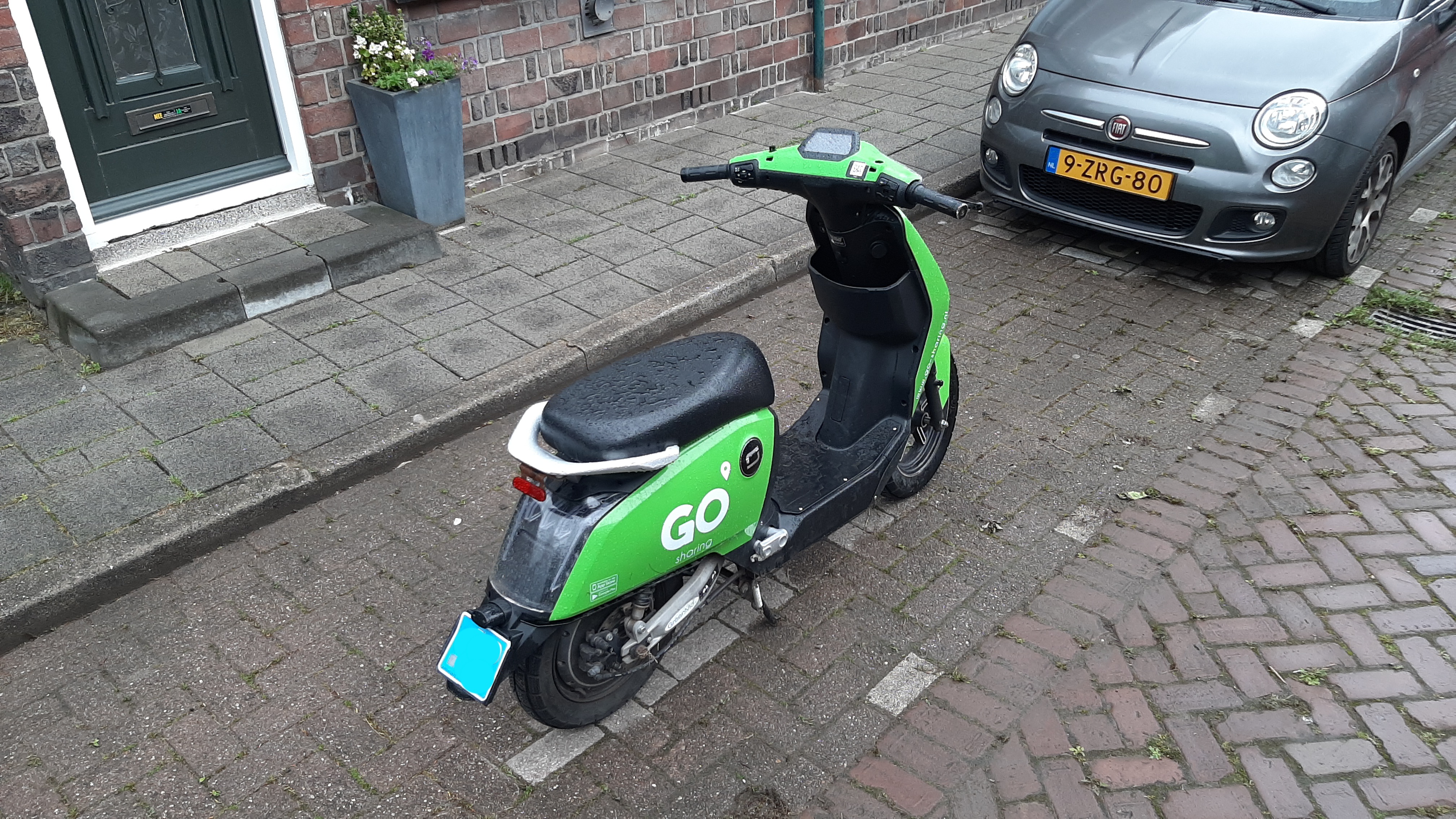 Deelscooter op parkeerplaats CU-SGP